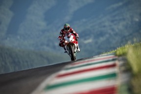 开云体育登录-F1新赛季揭幕战焦点战，曼联制霸巴拉圭，一场跨越时空的体育狂想