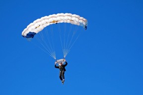 开云体育入口-当引擎轰鸣撕碎夜幕，恩佐用进攻为F1写下新定义
